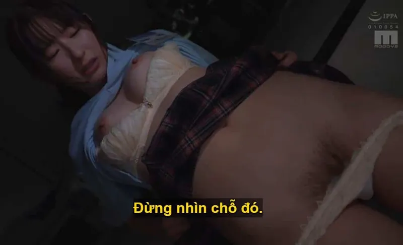 Sếp lớn đang mưu tính "xử đẹp" cô em dưới quyền kiêu kỳ lười nhác, suốt ngày chỉ chăm chăm tán gẫu tin nhắn với người yêu.